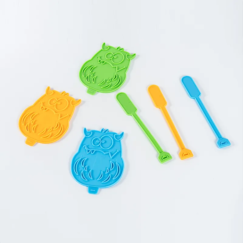 Brinquedo de badalo de plástico em formato de desenho animado
